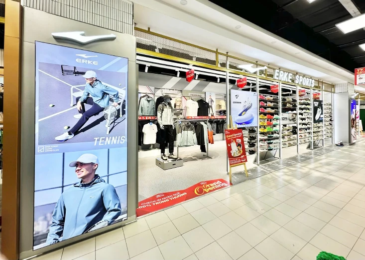 Hộp đèn không viền được sử dụng để gắn hình ảnh quảng cáo ở phía trước Cửa hàng thời trang